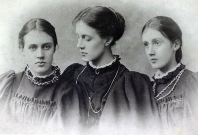 Stella, Vanessa und Virginia Stephen, um 1896 von English Photographer